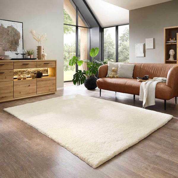 Beiger, flacher Teppich im minimalistischen Design, liegt auf einem neutralen Untergrund. Er präsentiert sich in einem klaren, einheitlichen Farbton ohne Muster oder Verzierungen.