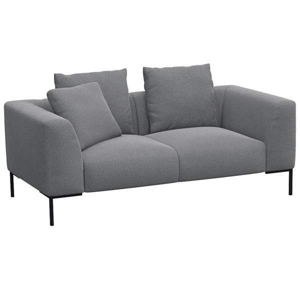 Helles, modernes Sofa in hellbeiger Farbe mit zwei Kissen. Es hat eine schlichte, rechteckige Form und steht auf schwarzen Beinen. Die Oberfläche wirkt einladend und bequem.
