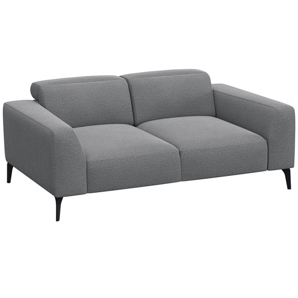 Schwarzes Sofa VOLUZZI mit modernen Designs, zwei Sitzflächen und geraden Armlehnen steht auf schmalen Füßen. Es ist für individuelle Gestaltung und hochwertige Materialien konzipiert.