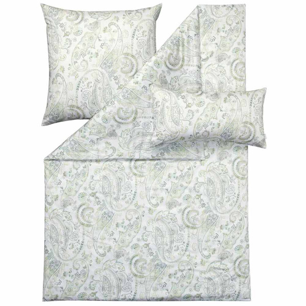 Estella Bettwäsche Yura 7541 aus Mako-Satin mit floralem Muster liegt ordentlich auf dem Bett. Dazu gehören ein Bettbezug und zwei Kissenbezüge.
