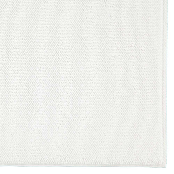 Weißer Badteppich 1007 von Cawö liegt flach auf dem Boden. Er hat eine rechtwinklige Form und eine weiche Textur. Die Maße sind 60 x 100 cm.