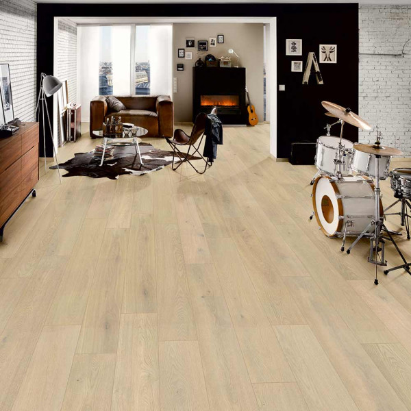 Helle Laminatbodenfläche im Landhausdielen-Design mit sanften Holzmaserungen. Die Bodenplanken sind gleichmäßig eingelegt und schaffen ein modernes Raumgefühl.