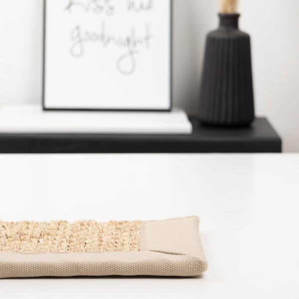 Beige Teppich aus Sisal mit gewebter Struktur auf der linken Seite und glattem, hellbeigem Stoff auf der rechten Seite. Der Teppich ist für maßgeschneiderte Designs geeignet.