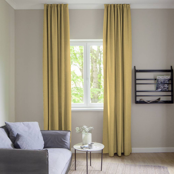 Gelber Gardinenstoff aus der Restill-Kollektion ist glatt und gut strukturiert. Der Stoff zieht sich sanft über den Untergrund und eignet sich für individuelle Anpassungen.