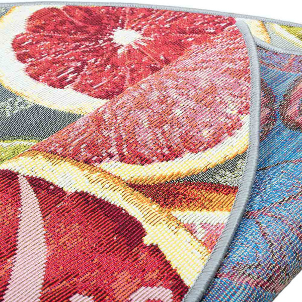 Bunte Zitrusfrüchte wie Orangen, Limetten und Grapefruits sind auf einem runden Teppich mit sommerlichem Design angeordnet. Die Farben sind lebhaft und ansprechend.