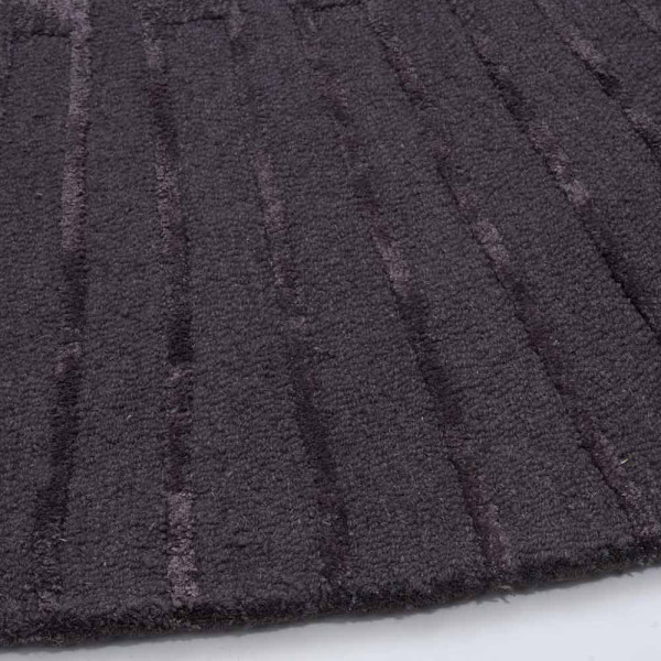 Runder Teppich im Strahlen-Design, gefertigt in Hoch-Tief-Optik. Er hat einen Durchmesser von 200 cm und ist in grauer Farbe erhältlich. Der Preis beträgt 799,00 €.