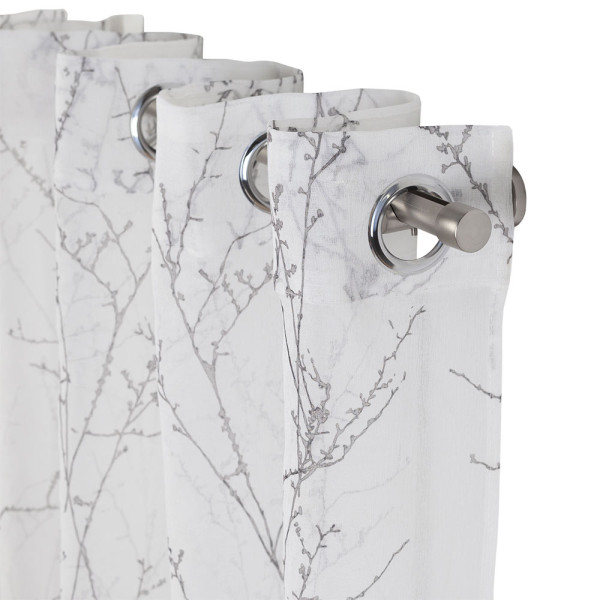 Ösenschal mit einem transparenten Stoff, der in einem hellen Farbton mit einem dezenten Äste-Muster gestaltet ist. Der Schal hat runde Ösen für eine einfache Aufhängung.