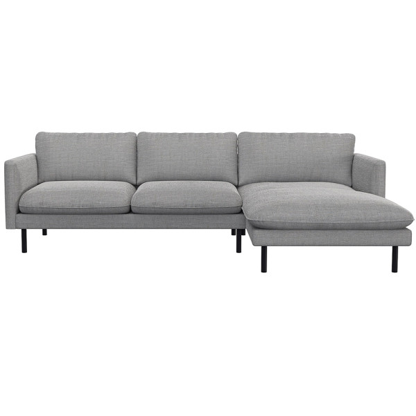 Beige Chaiselongue-Sofa BOLZANO mit drei Rückenkissen und einem seitlichen Liegelement steht auf dünnen schwarzen Füßen. Das Sofa hat eine moderne, schlichte Form und edle Textur.