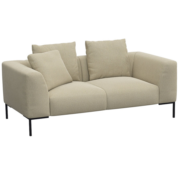 Helles, modernes Sofa in hellbeiger Farbe mit zwei Kissen. Es hat eine schlichte, rechteckige Form und steht auf schwarzen Beinen. Die Oberfläche wirkt einladend und bequem.