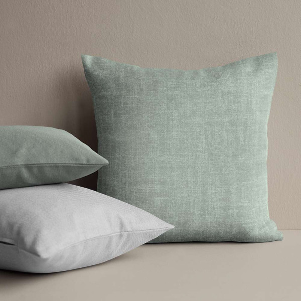 Mintfarbener, strukturierter Gardinenstoff des Typs Tingley liegt schräg gefaltet. Die Oberfläche erscheint glatt und leicht glänzend. Der Stoff eignet sich für individuelle Maßanfertigungen.