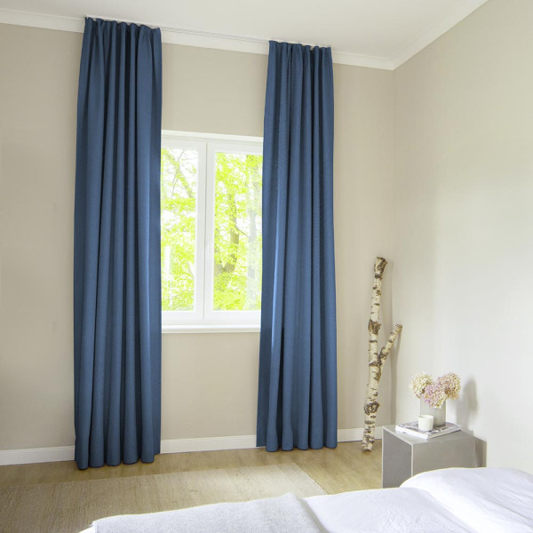 Dunkelblauer Vorhang- und Dekostoff aus hochwertigem Material liegt flach und faltet sich leicht. Der Stoff eignet sich für individuelle Konfektionen nach Kundenwunsch.