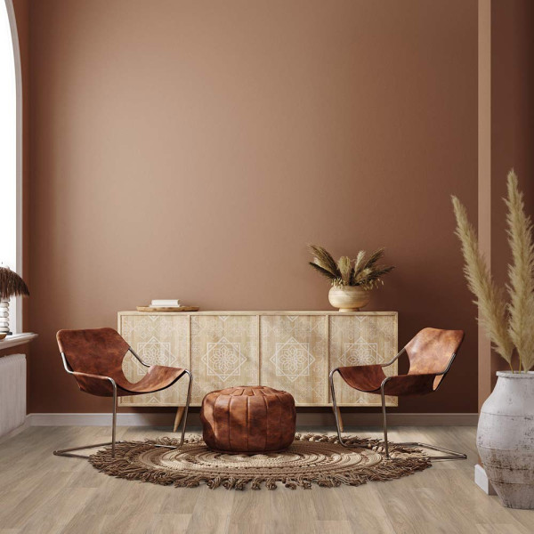 Hellbrauner Designboden mit Holzoptik, der eine natürliche und moderne Ästhetik bietet. Der Bodenbelag wird als Landhausdiele bezeichnet und ist ideal für verschiedene Raumgestaltungen.