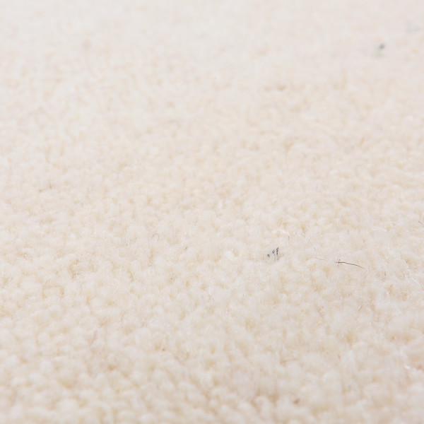 Beiger, flacher Teppich im minimalistischen Design, liegt auf einem neutralen Untergrund. Er präsentiert sich in einem klaren, einheitlichen Farbton ohne Muster oder Verzierungen.