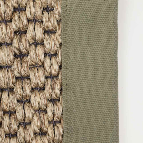 Sisal-Gewebe mit naturfarbenen Fasern ist sorgfältig verarbeitet und zeigt eine strukturierte Oberfläche. Rechts schließt eine graue Stoffkante ab, die die Textur ergänzt.