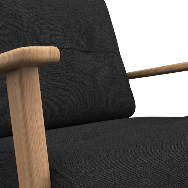 Moderner schwarzer Sessel mit Holzgestell im minimalistischen Design steht auf einem weißen Hintergrund. Die Armlehnen sind aus hellem Holz und der Bezug ist aus hochwertigem Stoff.