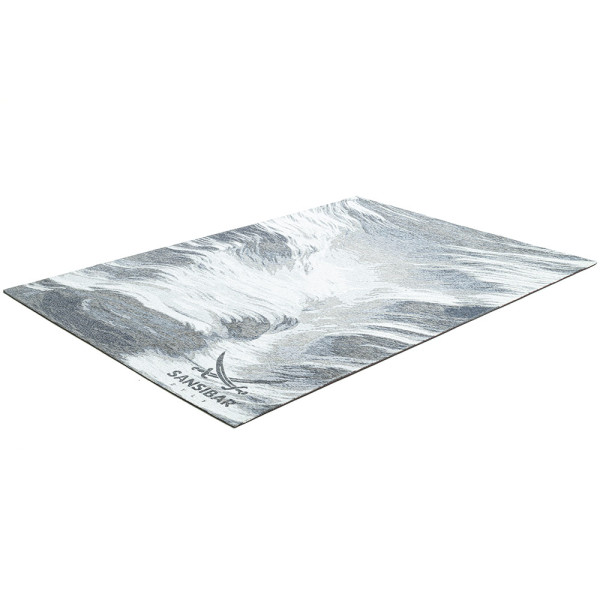 Grauer Teppich Keitum SA032 zeigt ein wellenartiges Muster in verschiedenen Grautönen. Unten rechts befindet sich das Logo 