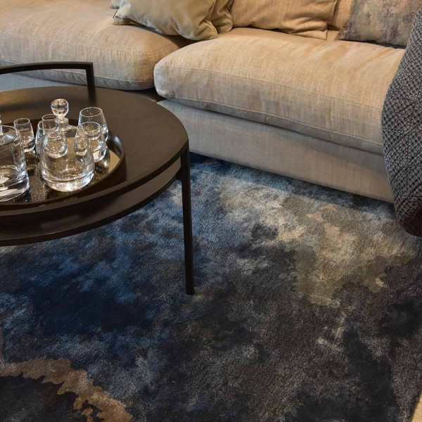 Moderner Kurzflorteppich mit Marmordesign in Blau, der sanfte Wellenmuster aufzeigt. Die Farben variieren zwischen Dunkelblau, Hellblau und Beige, was ihn zu einem stilvollen Wohnaccessoire macht.