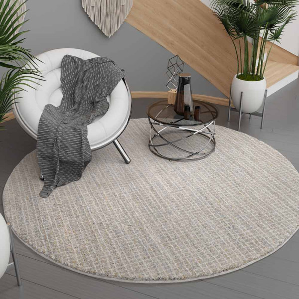 Heller karierter Hochflor-Teppich in grau-cremefarben mit gleichmäßiger Geometrie ist rund. Er kann in verschiedenen Größen wie 120 cm Durchmesser oder 200 x 200 cm bestellt werden.