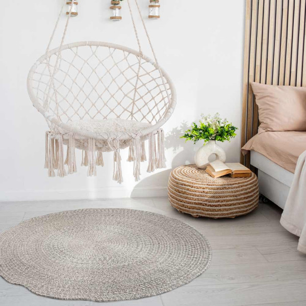 Runder Outdoor-Teppich in Silber, geflochten mit einer größeren und einer kleineren kreisförmigen Fläche. Das Material sieht aus wie Sisal und hat eine textile Struktur.