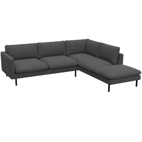 Grau, modernes Ecksofa BOLZANO mit offenem Ende steht auf schwarzen Metallbeinen. Es besitzt große, weiche Kissen und bietet Platz für mehrere Personen. Ideal für ein gemütliches Wohnzimmer.