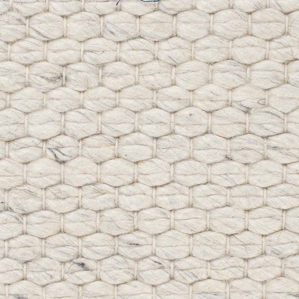 Hellbeige Teppich nach Maß mit feiner Struktur steht bereit. Er zeigt eine Baumwoll-Einfassung und eignet sich ideal für verschiedene Wohnräume. Qualität und Anpassungsmöglichkeiten sind betont.