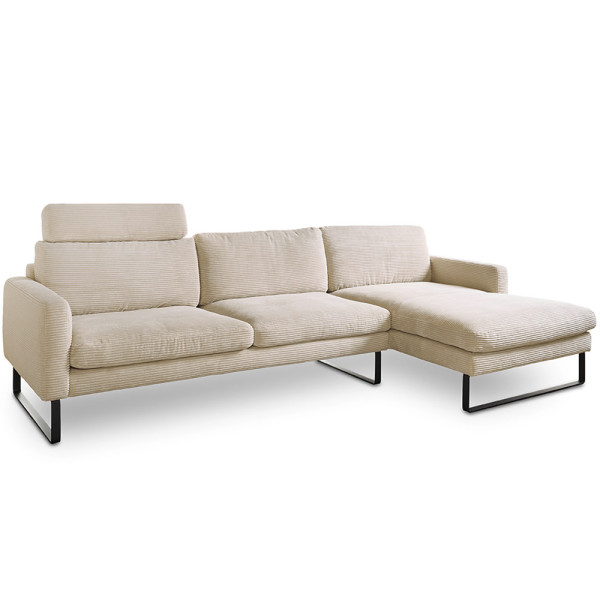 Moderne Cordsofa Ricadi mit beige-farbenem Bezug und seitlichem Liegeelement. Das Sofa hat eine Stahl-Wellenunterfederung und steht auf einem schlichten, schwarzen Metallgestell.