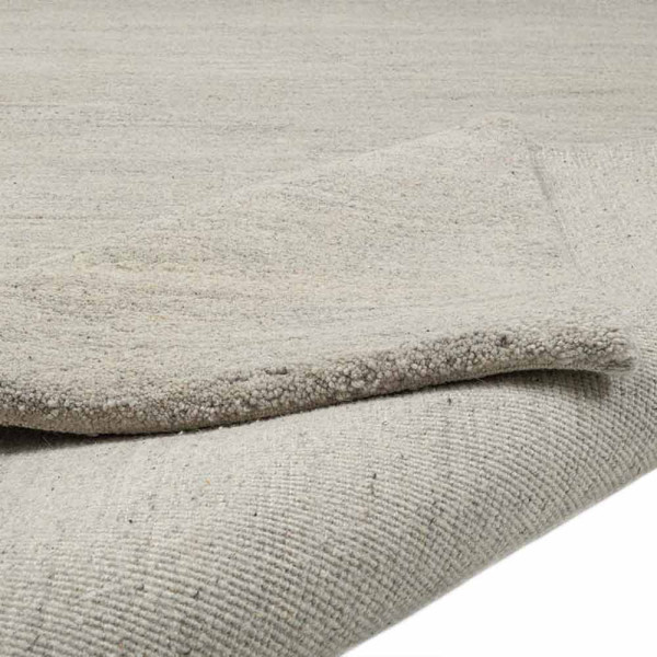 Hochwertiger Berberteppich Maloronga in sandfarbener Optik liegt auf einem flachen Untergrund. Er zeigt eine einheitliche Struktur und fällt durch seine elegante, zeitlose Farbgebung auf.