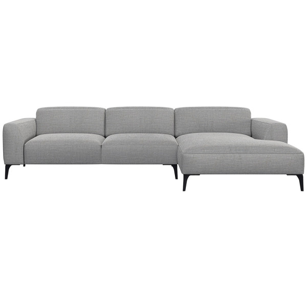 Beige Chaiselongue-Sofa mit klaren Linien und niedrigem Rücken, bestehend aus strapazierfähigem Material. Es bietet eine geräumige Liegefläche und elegante, schwarze Beine.