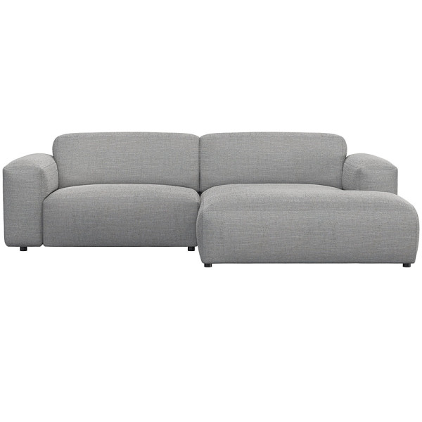 Graues Sofa LUCERA mit Chaiselongue. Es besteht aus hochwertigen Materialien und bietet eine moderne, komfortable Sitzgelegenheit für Wohnzimmer. Das Design ist geradlinig und ansprechend.