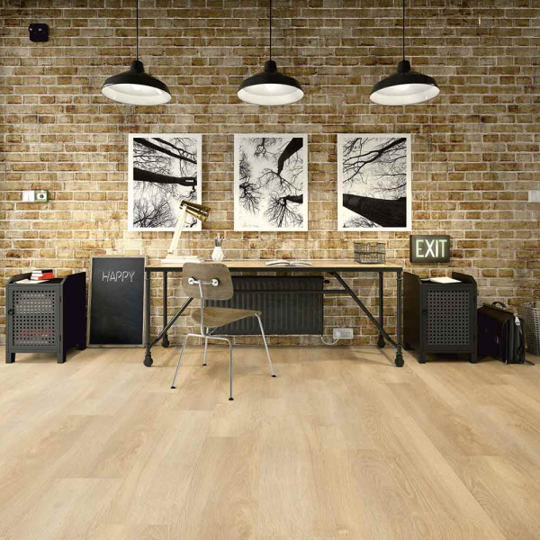 Helle, natürliche Eichenholzoptik auf dem Klick-Vinylboden zeigt verschiede Holzmaserungen. Die Oberfläche wirkt glatt und modern, ideal für Wohnräume oder Büros.