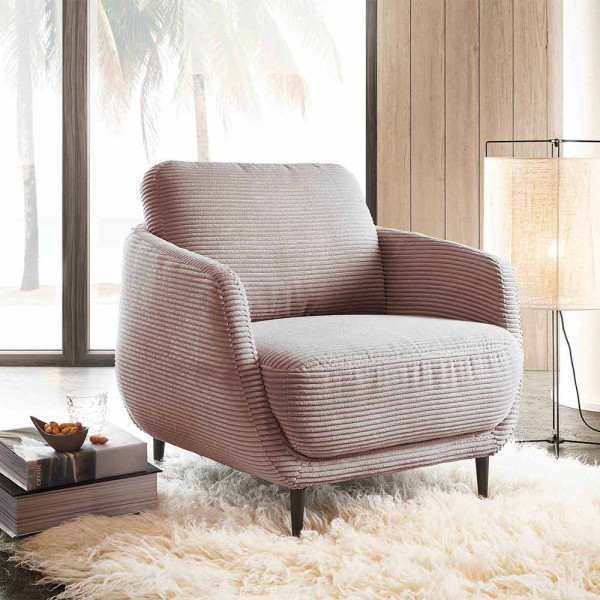 Cordsessel Liv in einem modernen Design mit gerilltem Bezug und stabilen, schmalen Beinen. Er bietet Komfort und lädt zum Entspannen ein. Preis: 1.099,00 €.