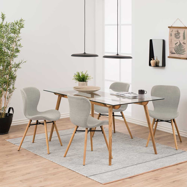 Gepolsterter Esszimmerstuhl Beate in heller Optik steht auf vier Holzbeinen. Der Stuhl hat eine runde Rückenlehne und eine bequeme Sitzfläche.