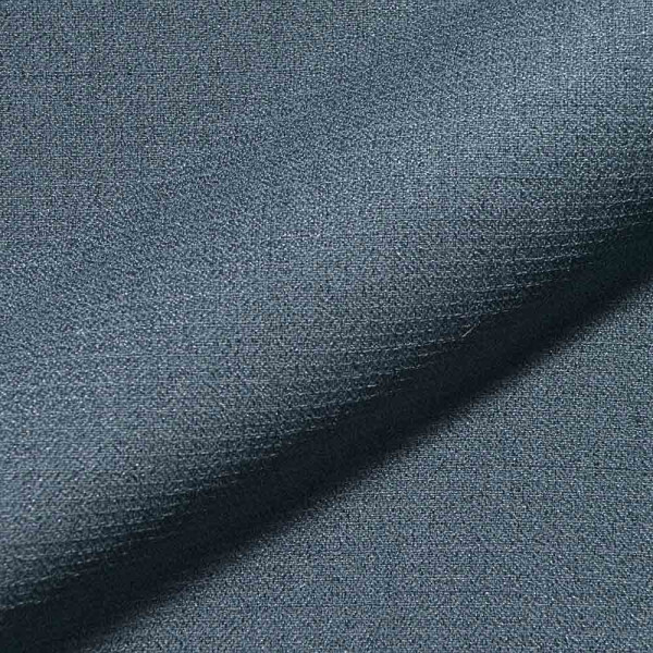Oceanfarbener Gardinenstoff 4704 Lorenz liegt gefaltet auf einer Oberfläche. Die feine Textur und der gleichmäßige Farbton sind deutlich sichtbar. Der Stoff eignet sich für individuelle Maßanfertigungen.