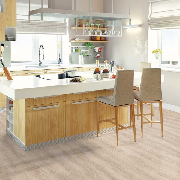 Hellbeige Klick-Vinylboden in Holzoptik zeigt gleichmäßige, leicht strukturierte Oberflächen mit einer natürlichen Holzmaserung. Der Boden eignet sich für vielseitige Anwendungen und zeichnet sich durch hochwertige Verarbeitung aus.