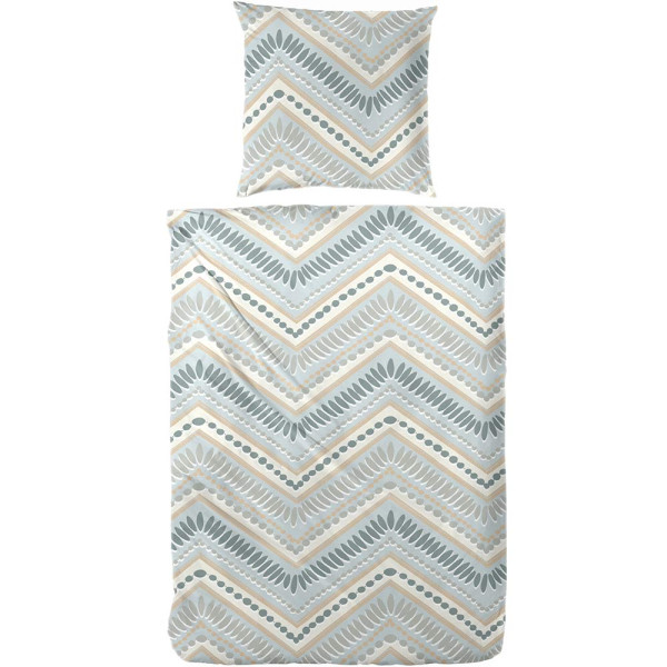 Bettwäsche im grafischen Dessin mit Chevron-Muster in Blau- und Beigetönen sowie passendem Kopfkissen. Die Renforce Baumwoll-Bettwäsche ist sofort versandfertig und kostet 30,00 €.