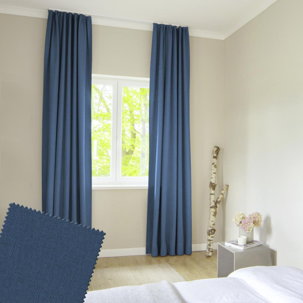 Dunkelblauer Vorhang- und Dekostoff aus hochwertigem Material liegt flach und faltet sich leicht. Der Stoff eignet sich für individuelle Konfektionen nach Kundenwunsch.