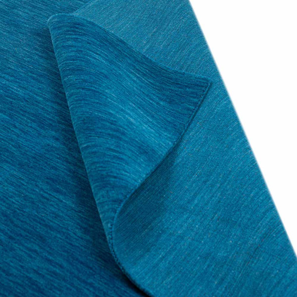 Blauer Woll-Teppich liegt flach auf einem Untergrund. Die Oberfläche zeigt eine einheitliche Textur und Farbe, die weich und gemütlich wirkt.