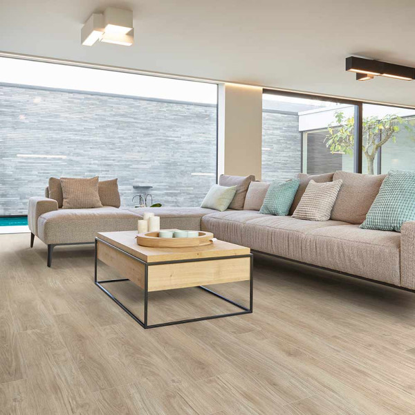 Helle, graue Holzmaserung mit feinen Strukturen und natürlichen Linien bildet den Hintergrund für den COREtec Klick-Planke Naturals Multilayer-Vinylboden. Der Boden vermittelt einen eleganten und modernen Eindruck.