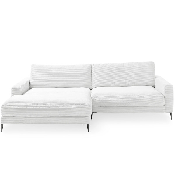Weißes Cordsofa Uptown ST2 mit Chaiselongue auf der linken Seite steht an einem klaren, hellen Hintergrund. Die Textur des Sofas ist weich und strukturiert.