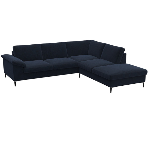 Braunes Ecksofa FIORE mit offenen Enden steht in einem modernen Raum. Es hat eine stilvolle, gepolsterte Oberfläche und schlanke Beine, geeignet für komfortable Sitzgelegenheiten.