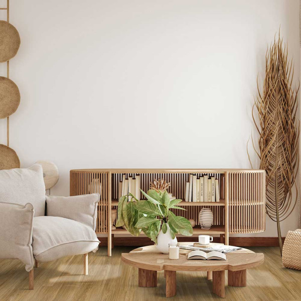 Holzboden in warmen Honigton zeigt eine gleichmäßige, natürliche Maserung. Die Planken sind nebeneinander verlegt und erzeugen eine ansprechende und harmonische Optik.