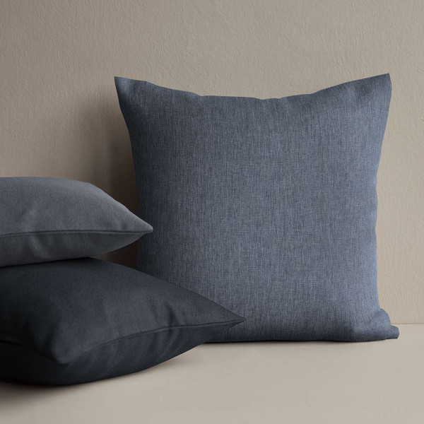 Graublauer Dekostoff mit feiner Struktur liegt leicht gefaltet. Der Stoff eignet sich für Vorhänge und wird in verschiedenen Farben angeboten. Hochwertige Materialien garantieren Langlebigkeit.