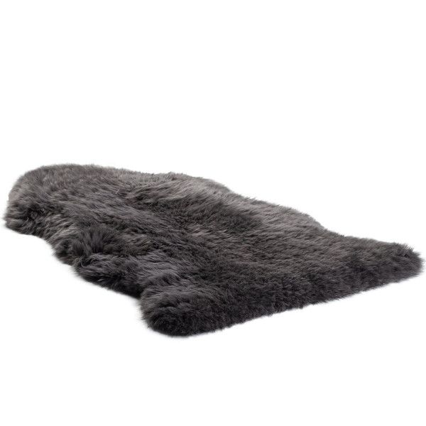 Hellgraues Lammfell mit weichem, langem Fell liegt auf einem weißen Hintergrund. Das Fell hat eine natürliche Form und dient als dekorativer Teppich oder Unterlage.