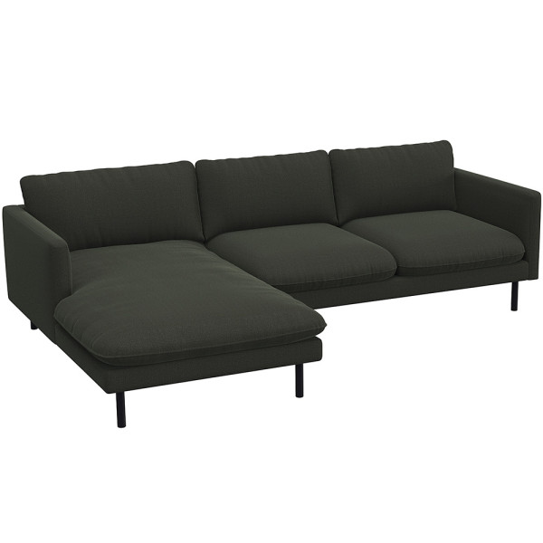Beige Chaiselongue-Sofa BOLZANO mit drei Rückenkissen und einem seitlichen Liegelement steht auf dünnen schwarzen Füßen. Das Sofa hat eine moderne, schlichte Form und edle Textur.