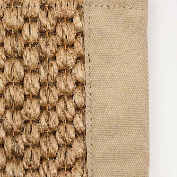 Beiger Sisal-Teppich mit dichter Webstruktur und einem randlosen Design. Der Teppich ist hochwertig verarbeitet und ideal für individuelle Raumgestaltungen.
