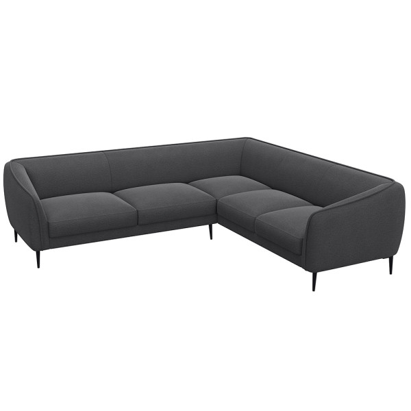 Ecksofa BELLE in hellem Stoff mit gepolsterten Sitzflächen und schmalen schwarzen Beinen. Das Sofa bietet modernen Komfort und lädt zum Entspannen ein.