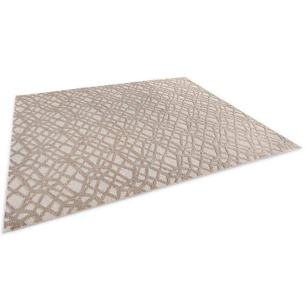 Hellbeiger Kurzflor-Teppich mit Hoch-Tief-Struktur liegt auf einem Holzfußboden. Ein runder Hocker mit einer Decke steht auf dem Teppich, während Tageslicht durch große Fenster strömt.