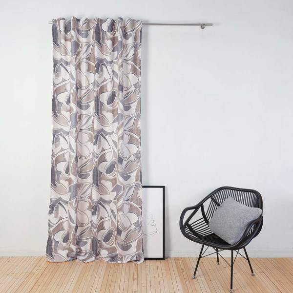 Fertiggardine Johann mit einem aufregenden Muster hängt an einer silbernen Stange. Die Farben umfassen Beige, Blau und Grau, was dem Raum eine elegante Note verleiht.