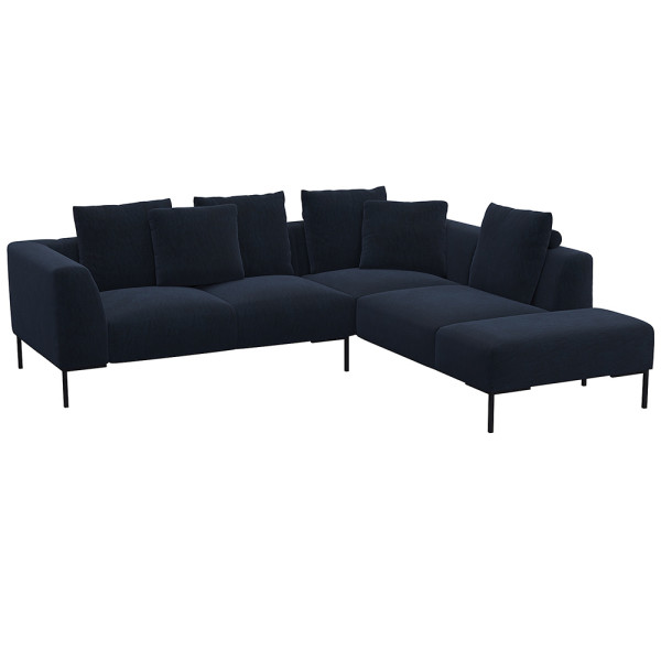 Helles, modernes Ecksofa SAVA mit offenem Ende. Das Sofa besitzt mehrere bequeme Kissen und steht auf schwarzen Metallbeinen. Es eignet sich ideal für stilvolle Wohnräume.