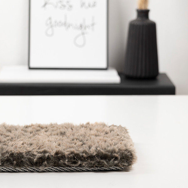 Hochflor-Teppich in braun-taupe mit einer kuscheligen, texturierten Oberfläche sorgt für Gemütlichkeit. Er ist ideal für individuelle Maßanfertigungen in Wohnräumen geeignet.